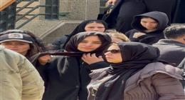 انهيار زينة في الوادع الأخير لشقيقها إسلام رضا.. ودنيا سمير غانم أول الحضور (صور)