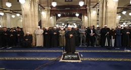 في الليلة الثامنة.. الجامع الأزهر يعمر بالمصلين بصلاتي العشاء والتراويح