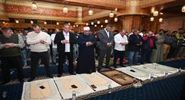 محافظ جنوب سيناء يؤدي صلاة التراويح بمسجد الصحابة بشرم الشيخ