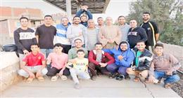 كرم المنايفة.. شباب «كفر طبلوها» يوزعون وجبات الإفطار على ركاب القطار طوال رمضان