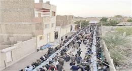 «أجمل مدينة.. صحيح والله».. آلاف الصائمين يلتفون حول أكبر مائدة بالأقصر: فرحة سنوية