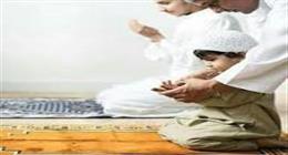 «بالحب لا بالإجبار».. كيف تشجعين طفلك على أداء صلاة التراويح؟