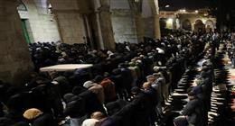 رغم هجمات المستوطنين.. 70 ألف مسلم يصلون العشاء والتراويح بالمسجد الأقصى المبارك