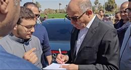 استجابة فورية لنداء إنساني.. محافظ المنيا يلتقي أحد مواطني ديرمواس ويوجه بحل مشكلته