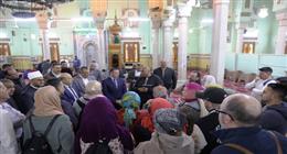 محافظ أسوان يستقبل فوجا سياحيا إسبانيا أثناء زيارتهم مسجد الطابية