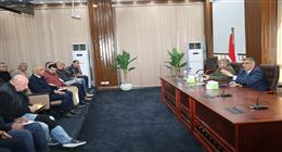 محافظ الجيزة: إلزام المحلات بوضع صناديق قمامة أمامها.. وتحويل بؤر المخلفات إلى ساحات انتظار