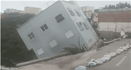 فيديو صادم.. أمطار غزيرة تتسبب في انهيار منزل بالمغرب