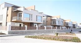 وزير الإسكان يتفقد الشاليهات والفيلات بمشروع «مارينا 8»