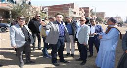 محافظ بني سويف يوجه برفع تراكمات القمامة بطريق هليه