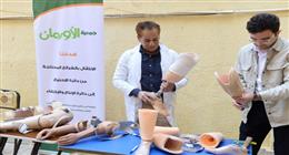 عضو التحالف الوطني توزع أجهزة تعويضية وسماعات طبية مجانا على غير القادرين بالفيوم