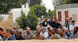 شقيقته فقدت الوعي أمام القبر.. تشييع جنازة جد محمد صلاح في الغربية (صور)
