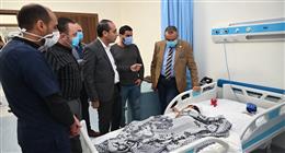 محافظ جنوب سيناء يزور مجمع الفيروز الطبي للاطمئنان على طفل عقرته كلاب ضالة 