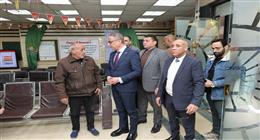 محافظ الجيزة يلتقي عددا من أصحاب المعاشات أثناء الصرف بمكتب بريد «بين السريات»