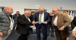 وزير الطيران المدني يتفقد غرفة العمليات بمطار القاهرة لمتابعة حركة التشغيل وسط الاضطرابات الإقليمية