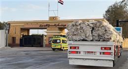 الهلال الأحمر يدفع بمساعدات غذائية وطبية وشتوية لدعم الفلسطينيين عبر قافلة «زاد العزة»