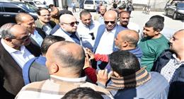 محافظ الفيوم يتفقد عددا من المواقف لمتابعة التزام السائقين بالتعريفة الجديدة