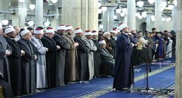في أولى الليالي الوترية من رمضان.. الآلاف يؤدون صلاتي العشاء والتراويح بالأزهر