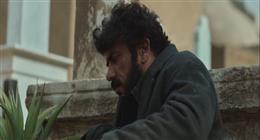 مسلسل علي كلاي الحلقة 22..  أحمد العوضي مشردا في الشارع بعد وفاة يارا السكري 