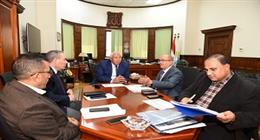 رئيس «القابضة للمياه» يبحث مع محافظ مطروح الاستعداد لموسم الصيف