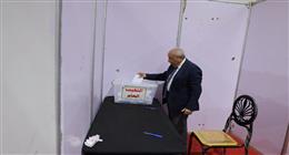 نقيب المهندسين يدلي بصوته في انتخابات النقابة.. ويدعو الأعضاء للمشاركة 