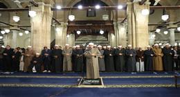 آلاف المصلين يحيون الليلة الـ25 من رمضان في الجامع الأزهر