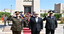 احتفالا بالعيد القومي.. محافظ الفيوم يضع إكليلا من الزهور على النصب التذكاري للشهداء