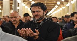 خشوع وبكاء المصلين أثناء الدعاء ليلة 27 رمضان من مسجد عمرو بن العاص