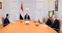 الرئيس السيسي يتابع تطوير ميناء دمياط والطريق الدائري ومشروعات النقل الأخضر  