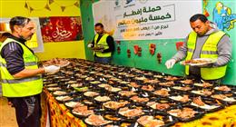 عضو التحالف الوطني توزع كراتين مواد غذائية ووجبات إفطار للأسر الأولى بالرعاية 