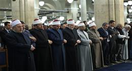 آلاف المصلين يؤدون صلاة التراويح بالجامع الأزهر