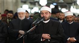 آلاف المصلين يؤدون صلاتي العشاء والتراويح في الليلة 12 من رمضان بالجامع الأزهر