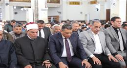 محافظ البحر الأحمر يؤدي صلاة العيد بمسجد الميناء وسط حشود من المواطنين