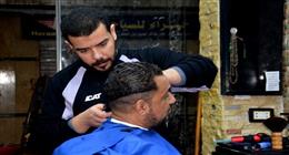 في موسم «الفطر» صالونات الحلاقة كاملة العدد.. «السهرة صبَّاحي»
