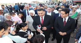 محافظ القليوبية يوزع الورود والهدايا على الأطفال في بنها عقب صلاة العيد