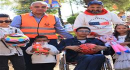 توزيع الهدايا والبالونات والألعاب على الأطفال بالحدائق العامة في أسوان
