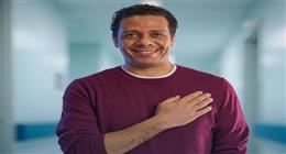 «علموني عنيكي أسافر».. حمزة العيلي يغني لمحمد منير في حفل بلاك تيما 