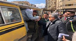 لقطة إنسانية.. محافظ الدقهلية يمد يده لمساندة مسن خلال نزوله من ميكروباص