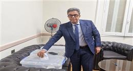 نقيب الأطباء البيطريين يدلي بصوته في انتخابات التجديد النصفي