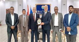 نقيب المهن الزراعية يكرم رئيس جامعة أسوان على هامش المعرض الزراعي الأول