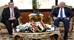 وزير الطيران المدني يستقبل السفير البريطاني بالقاهرة لبحث توسيع شبكة النقل الجوي