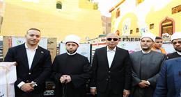 وزير الأوقاف ومحافظ المنيا يوزعان 15 جهاز عروسة و1000 كرتونة مواد غذائية بمغاغة  
