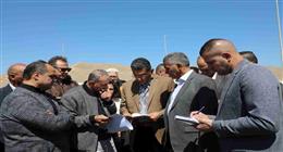 محافظ البحر الأحمر يوجه بسرعة الانتهاء من أعمال الرصف خلال تفقد طريق قفط- القصير