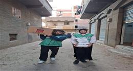 عضو التحالف الوطني توزع وجبات جاهزة وكراتين مواد غذائية في البحيرة