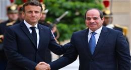 ماكرون في تغريدة باللغة العربية: أجريت مباحثات جيدة مع الرئيس السيسي.. وعبرت له عن تضامن باريس