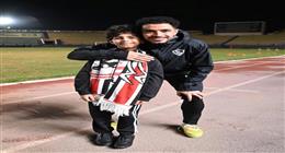 طفل مسلسل صحاب الأرض في ميت عقبة.. لاعبو الزمالك يستقبلون سمير محمد