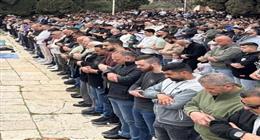 الفلسطينيون يتحدون الاحتلال.. 100 ألف مصل يؤدون صلاة الجمعة بالمسجد الأقصى