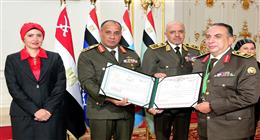 وزير الدفاع يكرم عددا من القادة تقديرا لما قدموه من جهود طوال مدة خدمتهم