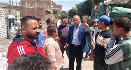 رئيس مركز سمالوط بالمنيا يتابع أعمال تطوير مدخل قرية الخمايشة