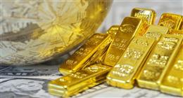   بعد تراجع الدولار والنفط.. هل تستعيد أسعار الذهب بريقها مرة أخرى؟