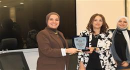 «إعلام عين شمس» تكرم آية عبد الرحمن مقدمة برنامج «دولة التلاوة»